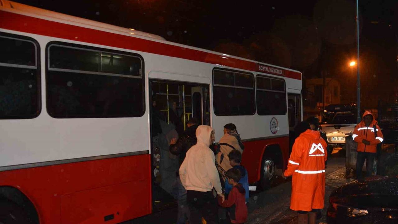 Tarsus’ta sağanak: Mevsimlik tarım işçileri tahliye edildi