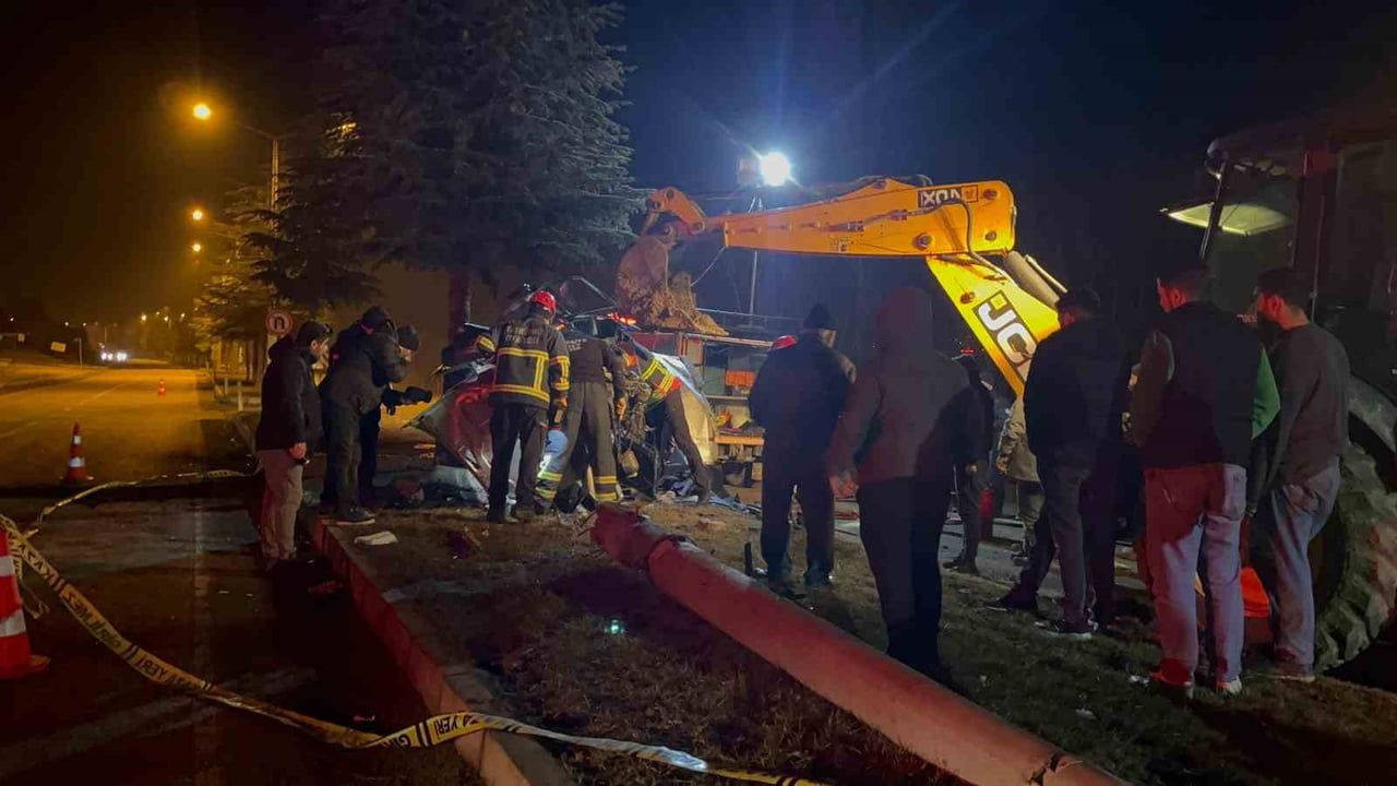 Taşköprü'de Ağaca Çarpan Otomobilde Sürücü Hayatını Kaybetti