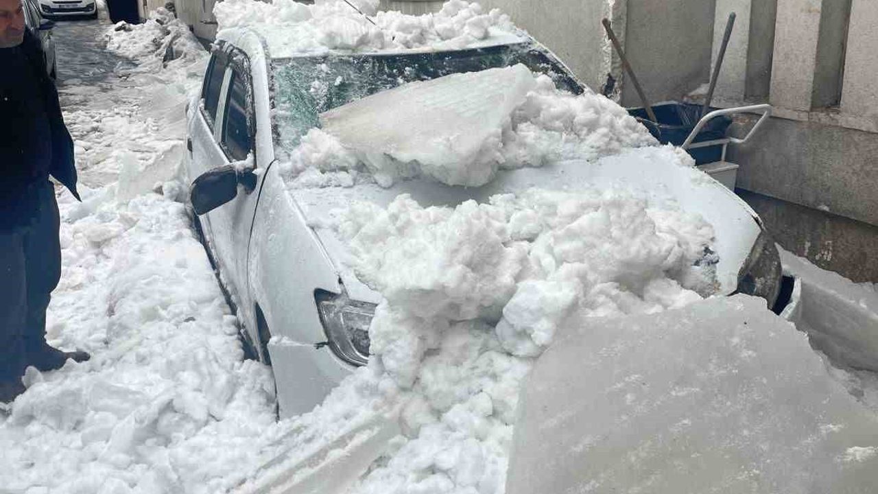 Tatvan'da belediye binası çatısından düşen kar park halindeki otomobili kullanılamaz hale getirdi