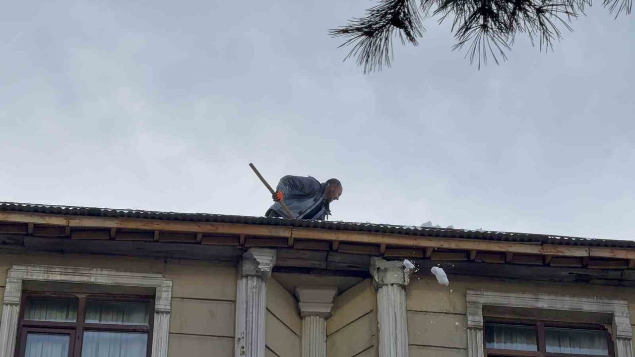 Tatvan'da çatılardaki kar ve buz kütleleri hayati tehlike oluşturuyor