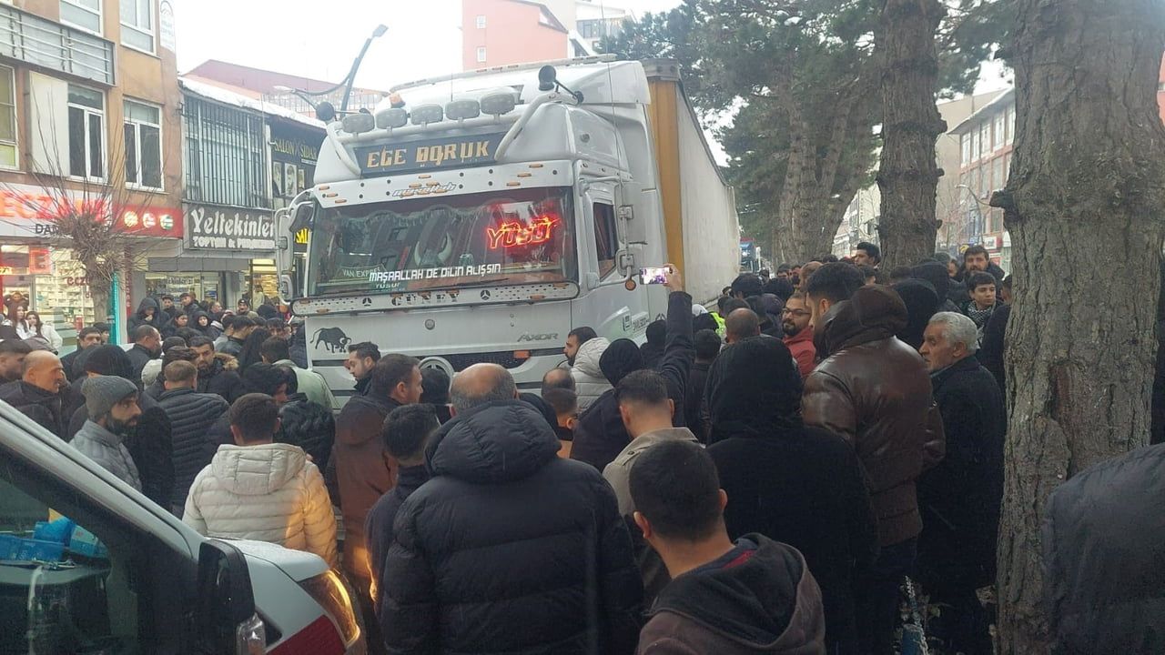 Tatvan'da tır çarpması: 54 yaşındaki Maşallah Emre hayatını kaybetti