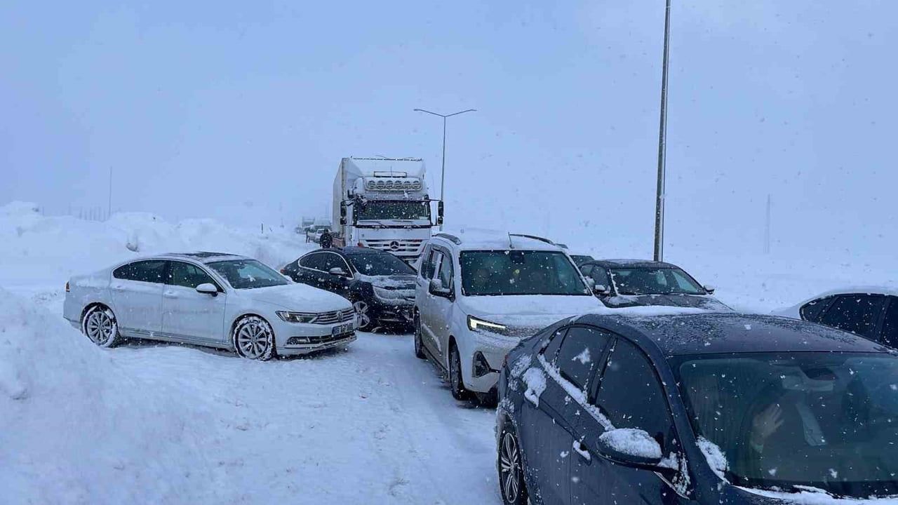 Tatvan Rahva'da kar ve buzlanma ulaşımı aksattı