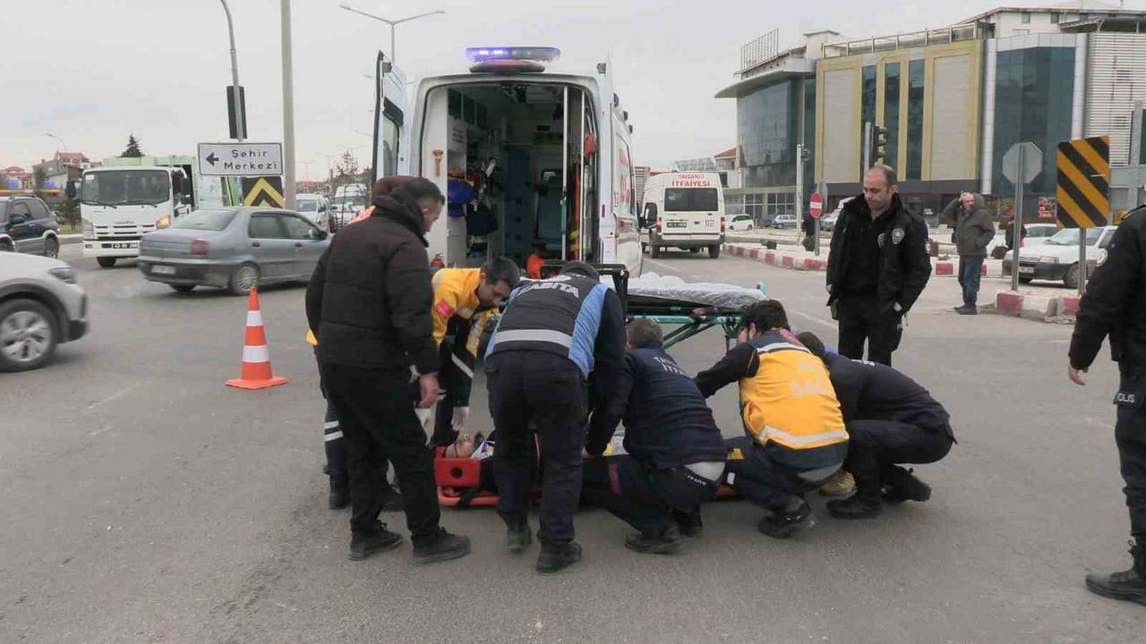 Tavşanlı'da otomobil ile motosiklet çarpıştı: 1 yaralı