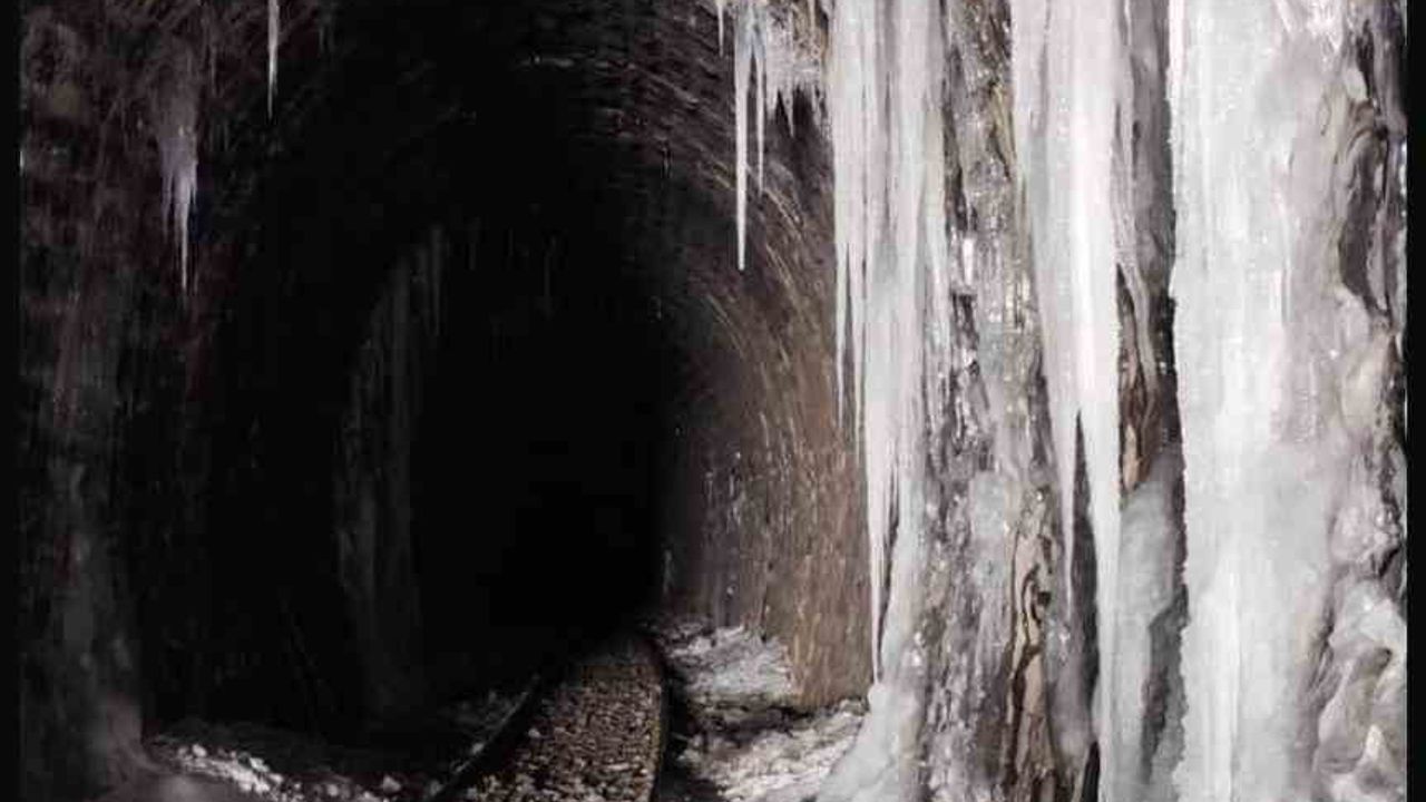 TCDD'nin kış mesaisi: Demiryollarında karla mücadele sürüyor