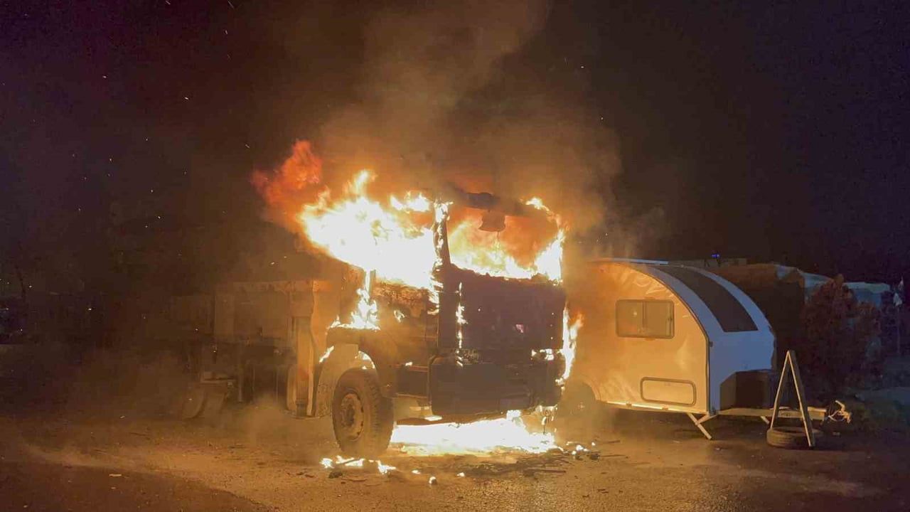 Tekirdağ Çorlu'da park halindeki beton pompası alev aldı, hurdaya döndü