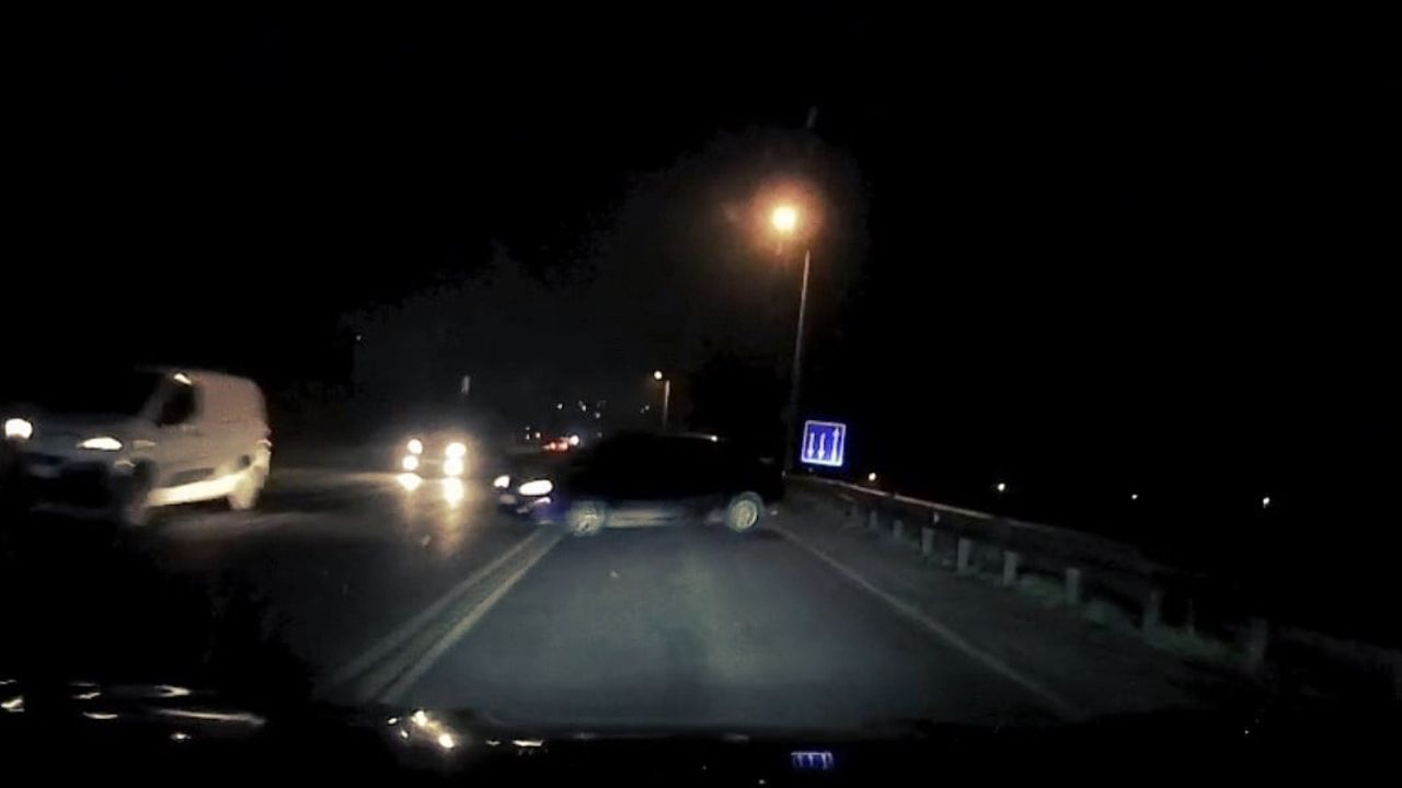 Tekirdağ Çorlu'da virajda kayan otomobil kazadan kıl payı kurtuldu