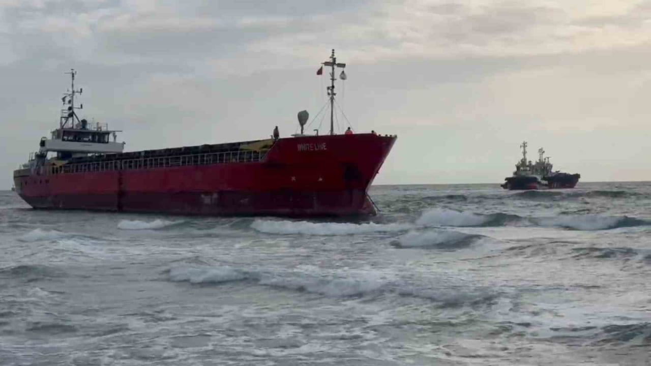 Tekirdağ'da karaya oturan kuru yük gemisi kurtarıldı