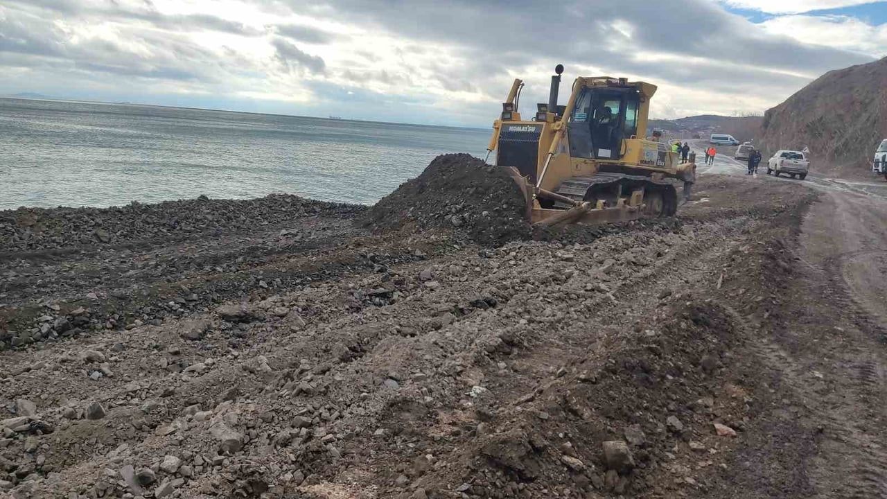 Tekirdağ Şarköy’de heyelan: Gaziköy-Uçmakdere sahil yolu kapandı