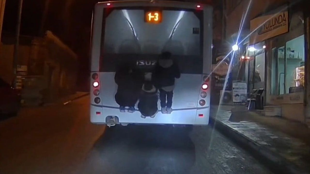 Tekirdağ Süleymanpaşa'da otobüsün arkasına tutunan 3 çocuğun tehlikeli yolculuğu