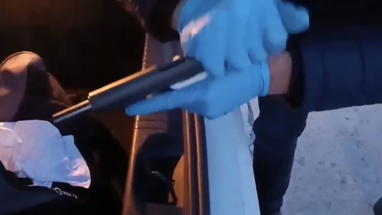 Tekkeköy'de şüpheli araçta 3 ruhsatsız tabanca ele geçirildi