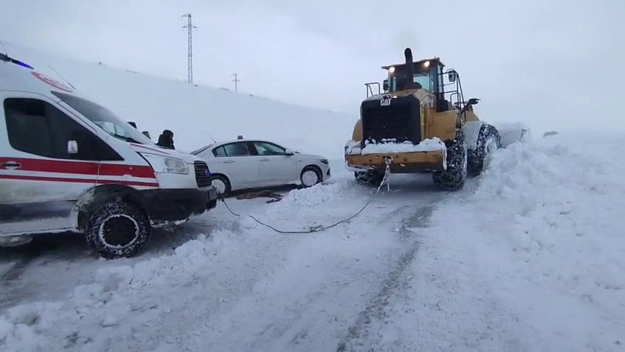Tekman'da ambulans kara saplandı, ekipler hastayı ilçe merkezine ulaştırdı