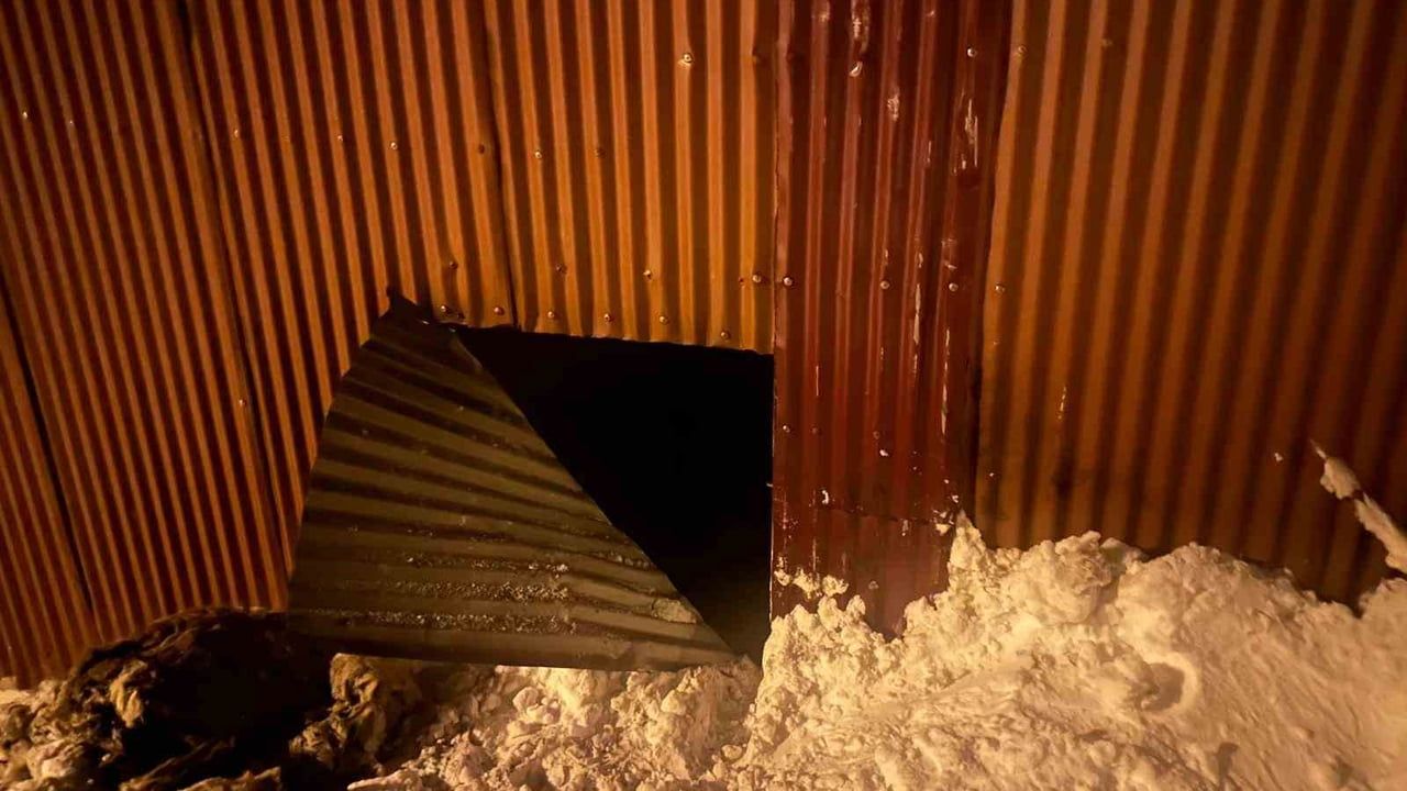 Tekman Toptepe'de çatı yangını itfaiyenin zorlu ulaşımıyla söndürüldü