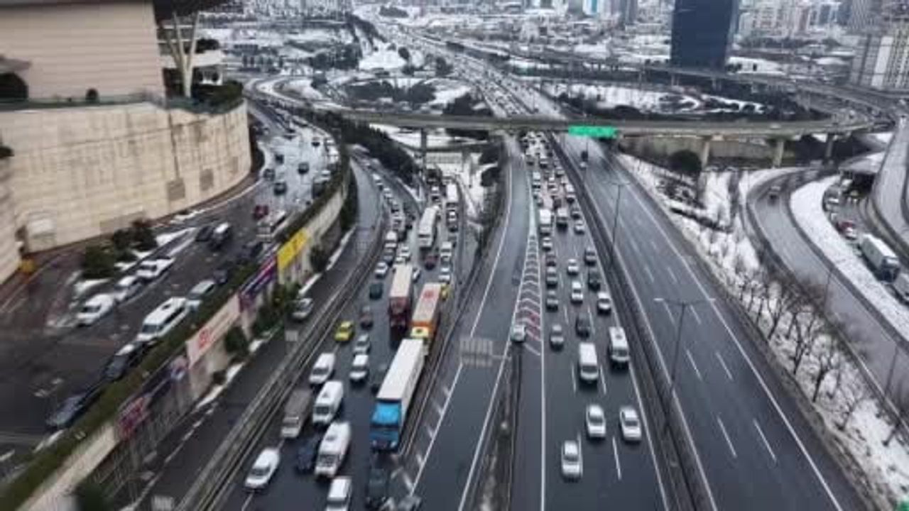 TEM Mahmutbey Gişeleri'nde Karla Gelen Akşam Trafiği Havadan Görüntülendi