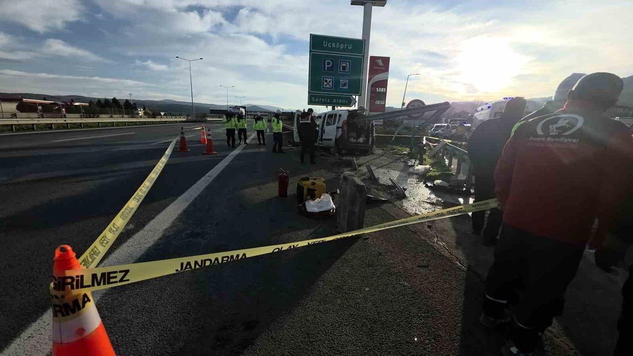 TEM Otoyolu Düzce geçişinde bariyere saplanan araçta 2 kişi yaşamını yitirdi
