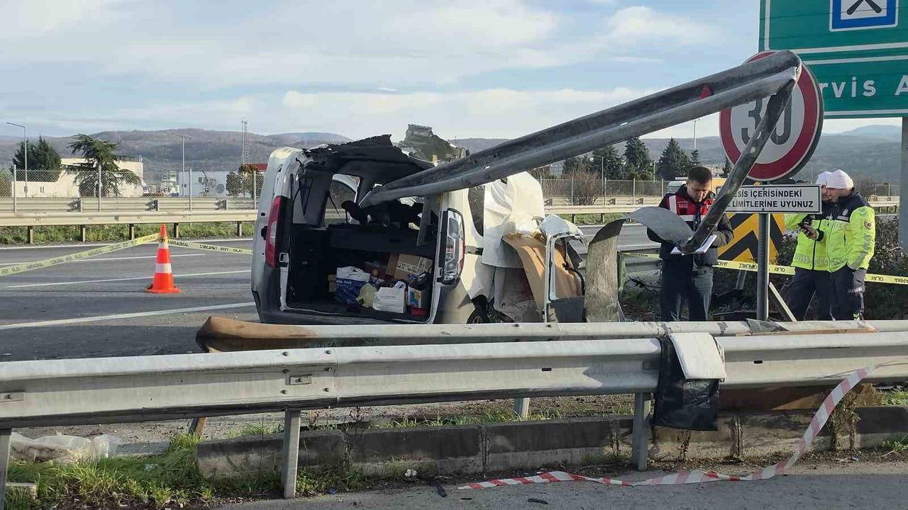 TEM Otoyolu Düzce Üçköprü'de bariyerlere saplanan ticari araç: 2 kişi öldü