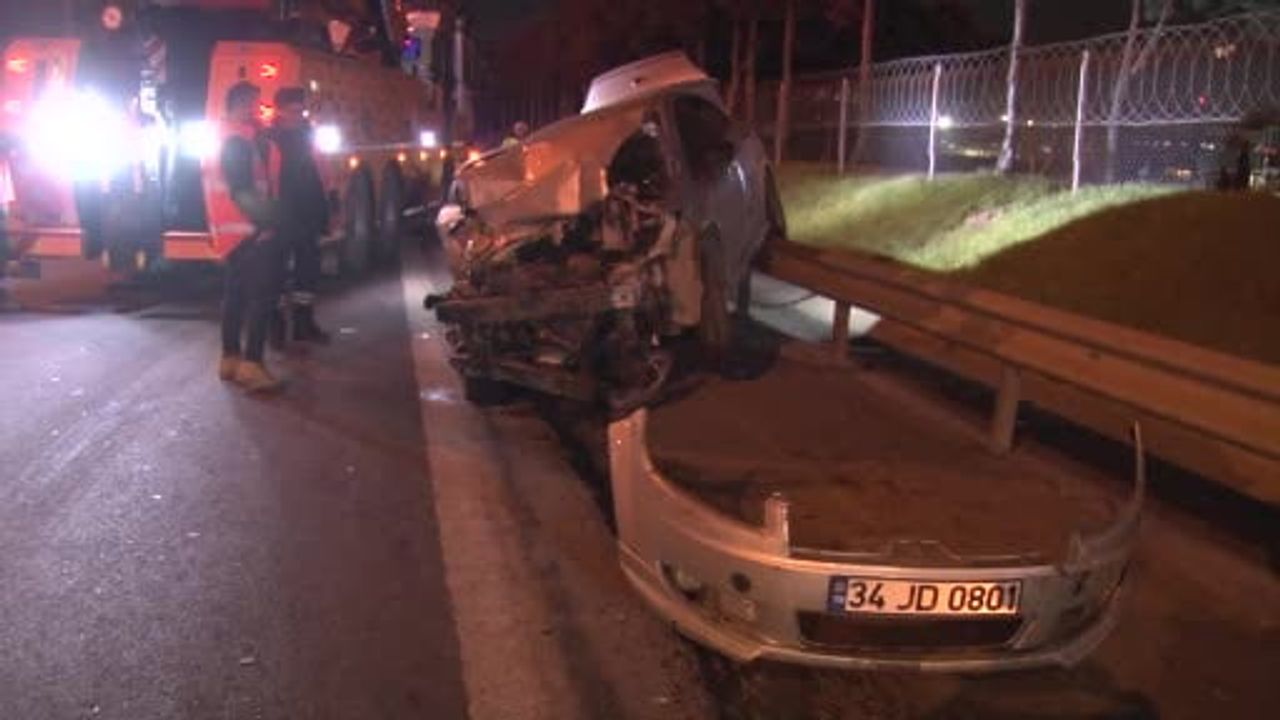 TEM Otoyolu Esenler mevkiinde otomobil kamyona çarptı: 2 yaralı