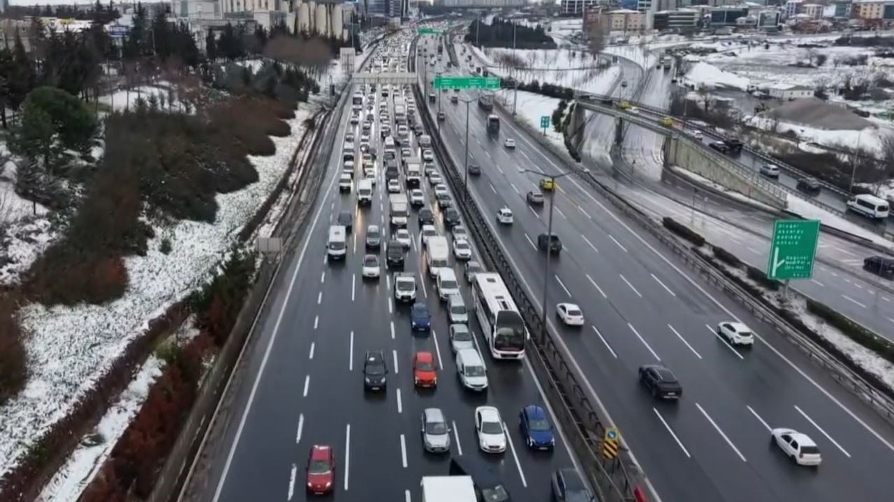 TEM Otoyolu Mahmutbey Gişeleri'nde Trafik Havadan Görüntülendi