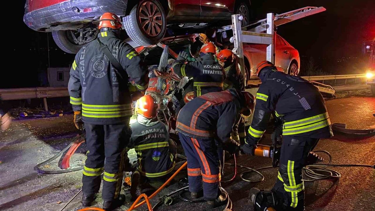 TEM Otoyolu Maşukiye'de kamyonet tıra çarptı; vinçle kurtarma yapıldı