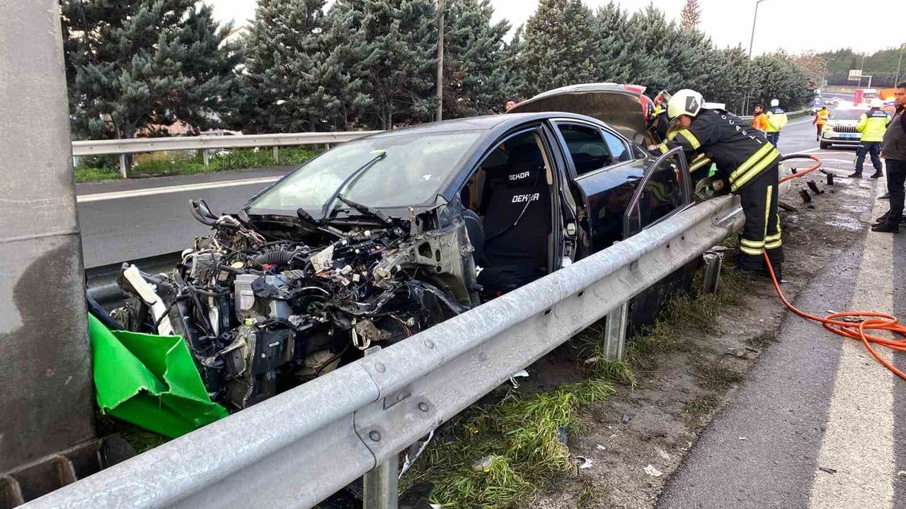 TEM Otoyolu'nda bariyerler yerinden söküldü: 1 yaralı