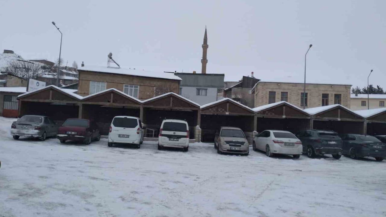 Tercan'da Cuma Pazarı Soğuklar Nedeniyle Boş Kaldı