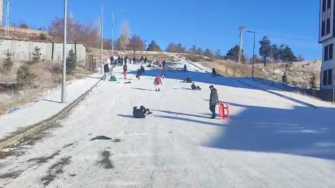 Tercan’da Soğuğa Rağmen Kızak Neşesi
