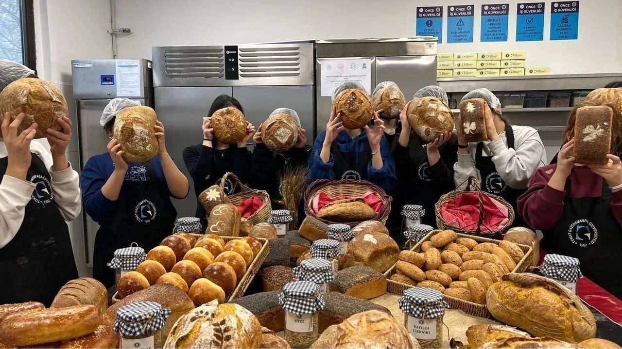 Tokat ÇEKOM ile Geleceğe Mayalanan Eller projesinde ekmek yapımı eğitimi