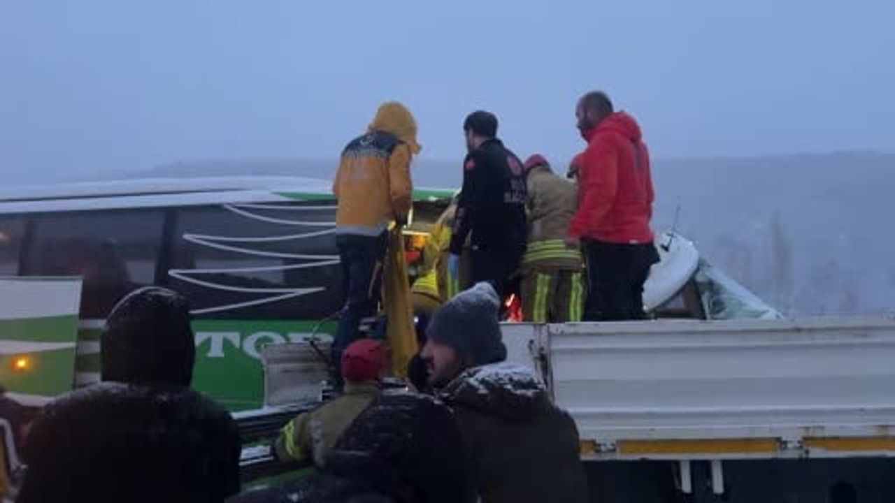 Tokat-Kızıliniş mevkiinde yolcu otobüsü ile tır çarpıştı — Çok sayıda yaralı