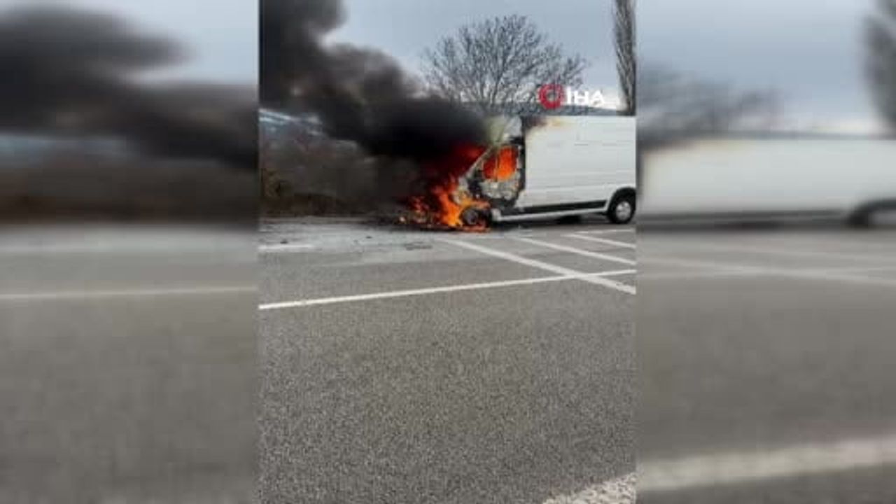 Tokat Niksar'da seyir halindeki panelvan kullanılamaz hale geldi