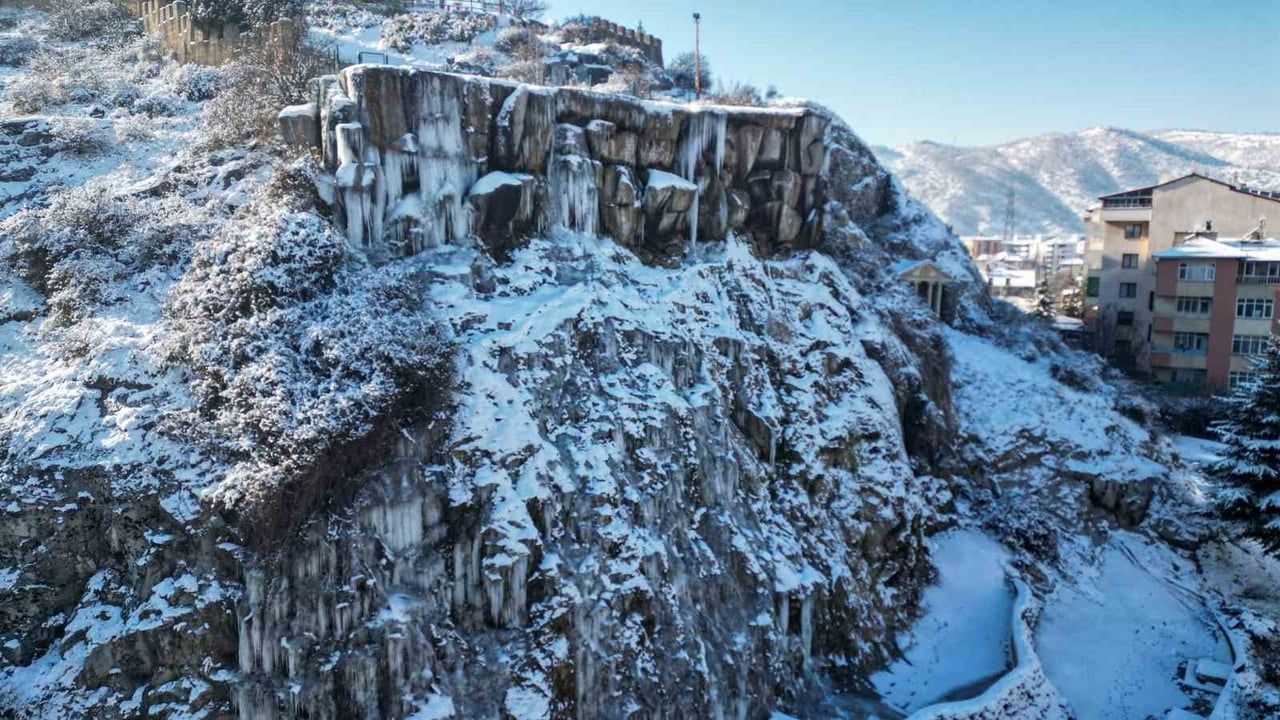 Tokat'ta donan şelale kartpostallık görüntüler sundu