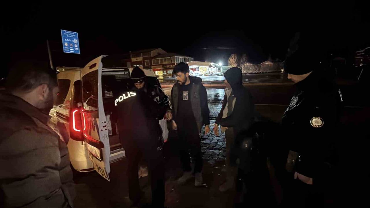 Tokat'ta durdurulan araçta 3 kaçak göçmen yakalandı