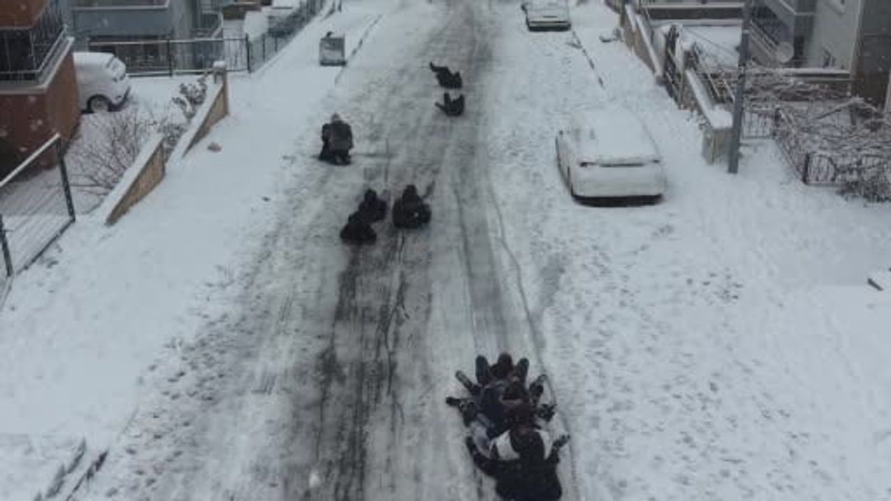 Tokat'ta kar coşkusu: Rampalarda kayış, Başçiftlik'te 5 metrelik buz sarkıtları
