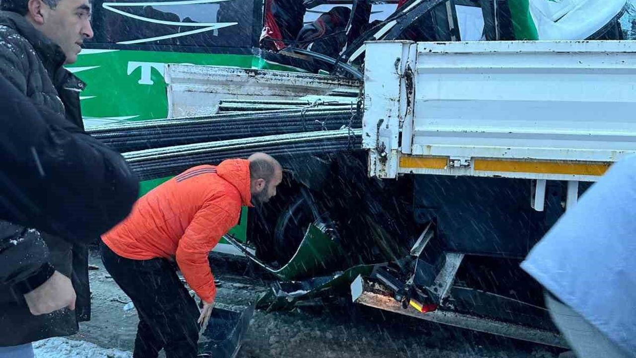 Tokat'ta kar kayan yolcu otobüsü tıra çarptı — 7 yaralı