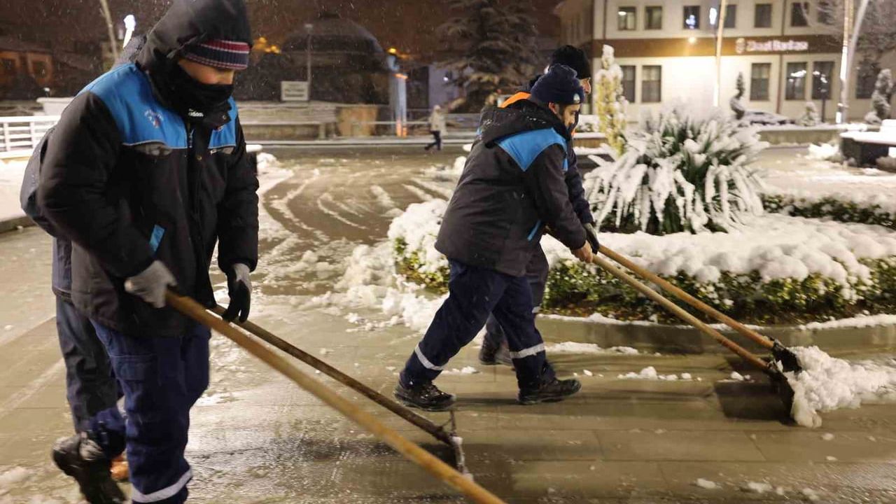 Tokat'ta karla mücadele: Tokat Belediyesi sahada