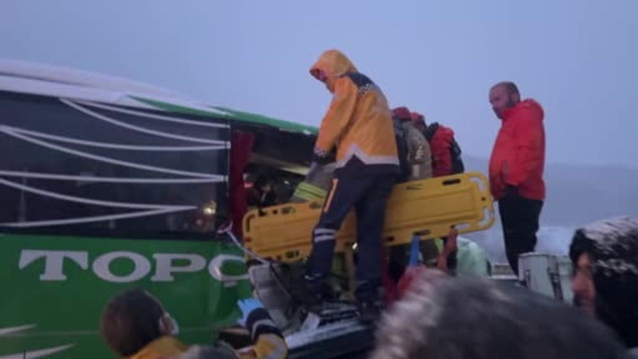 Tokat’ta karlı yolda otobüs tıra arkadan çarptı