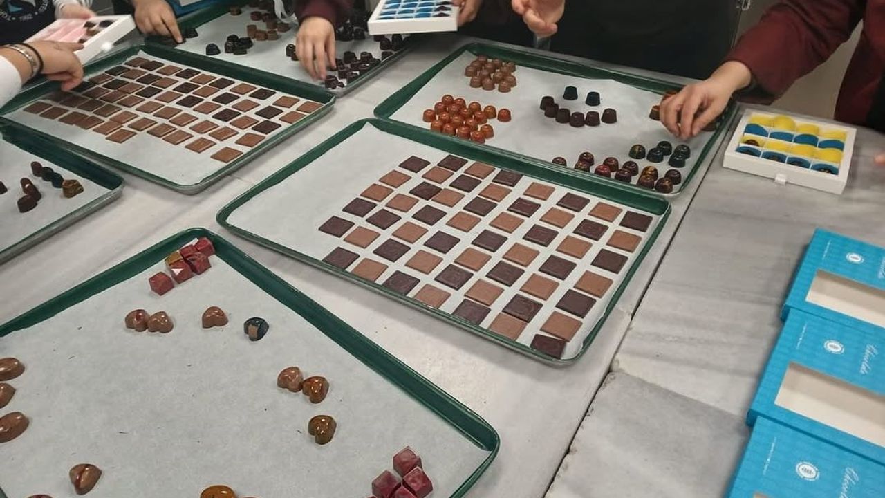 Tokat'ta koruma altındaki çocuklara çikolata yapım eğitimi