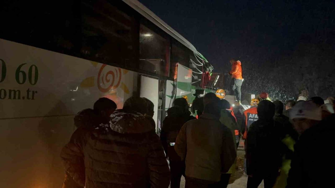 Tokat’ta otobüs-tır çarpışması: 1 ölü, 13 yaralı