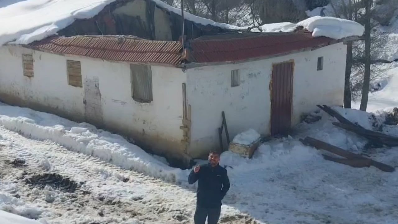 Tokat'ta yoğun kar nedeniyle ahır çatısı çöktü
