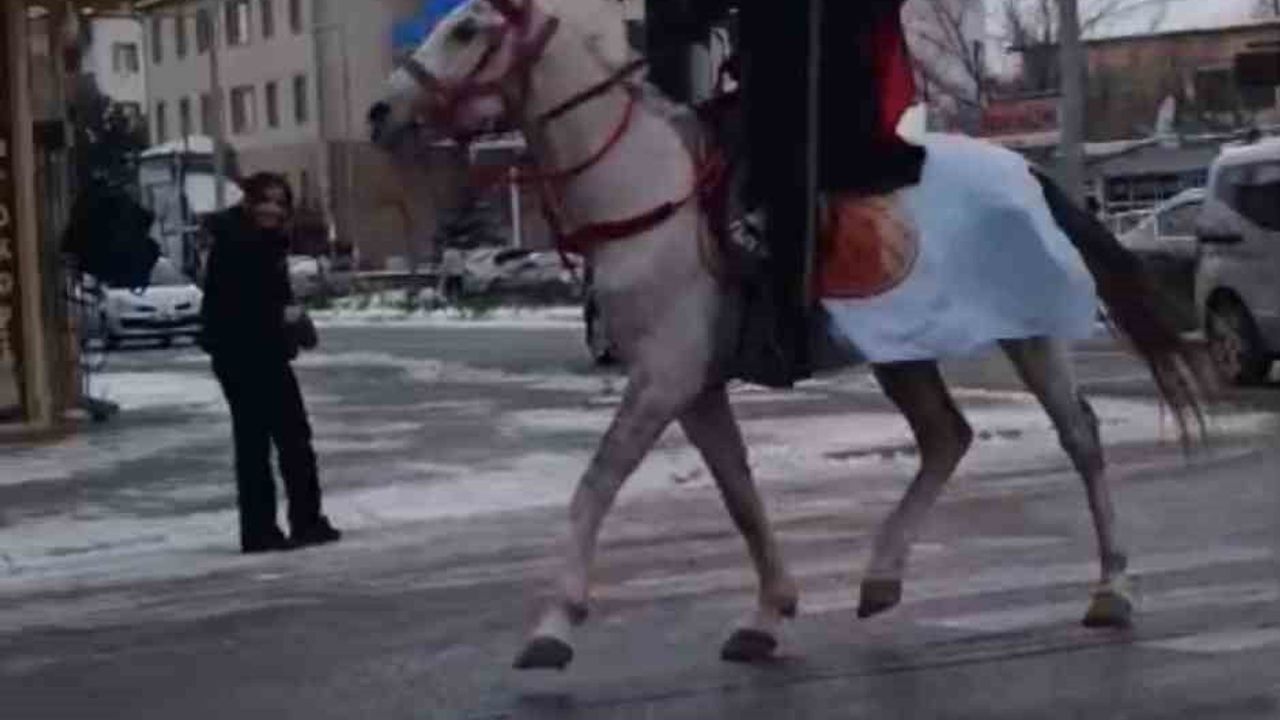 Tomarza'da esnaf atla çarşı turu yaptı: Türk ve Göktürk bayraklarıyla