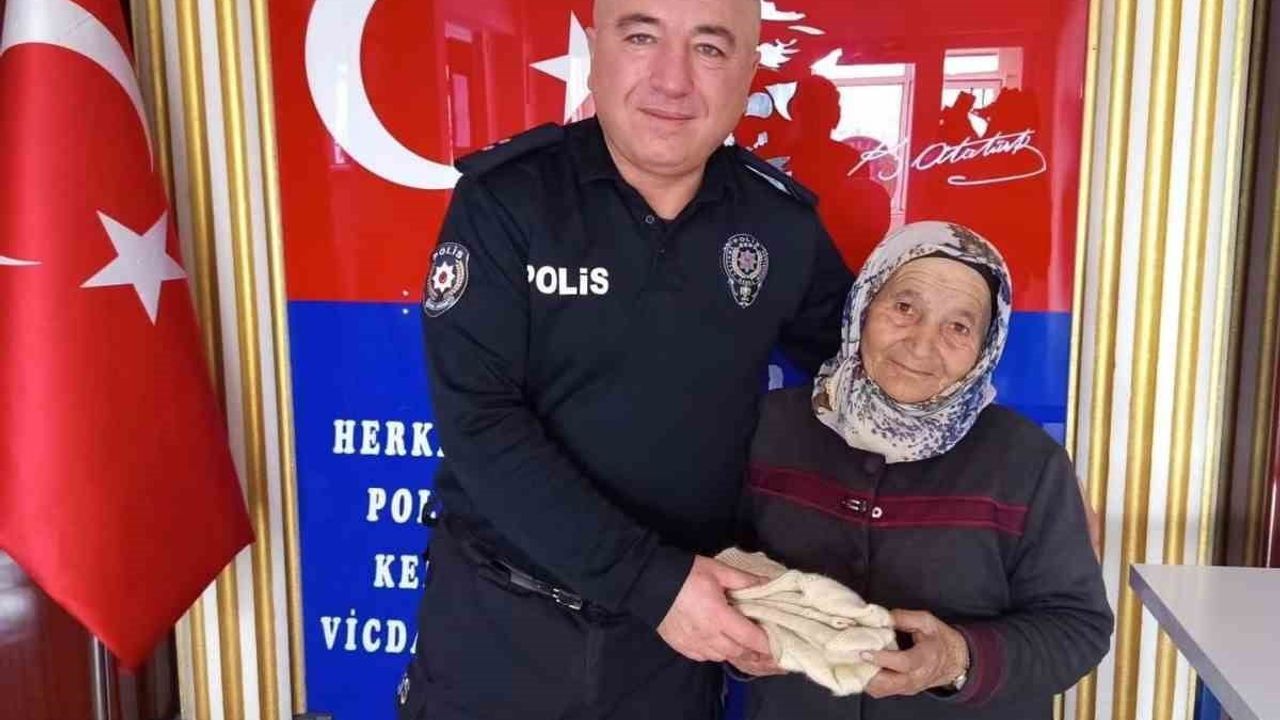 Tomarzalı kadın, polislere ördüğü çorapları hediye etti