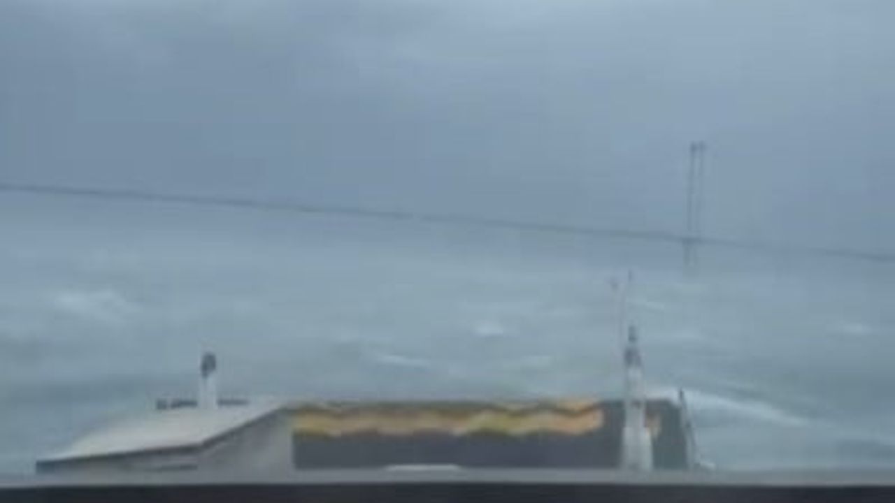 Topçular-Eskihisar seferinde Negmar feribotu fırtınada sürüklendi