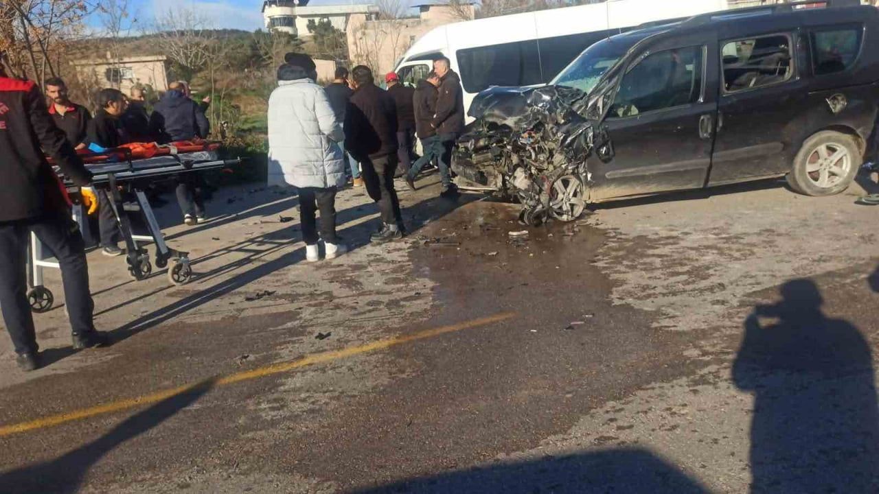 Toprakkale yolunda servis minibüsü ile hafif ticari araç çarpıştı: 7 yaralı