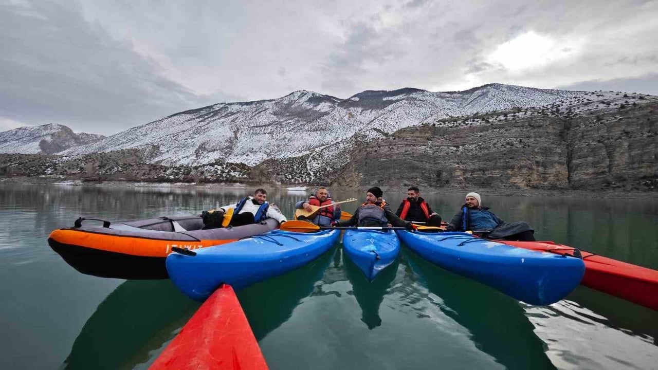 Tortum Gölü'nde müzikli kano etkinliği