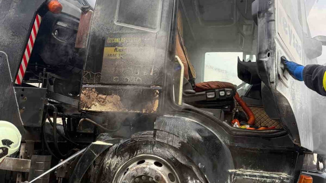 Tosya'da D100 Karayolu Üzerinde Çekici Yangını Söndürüldü