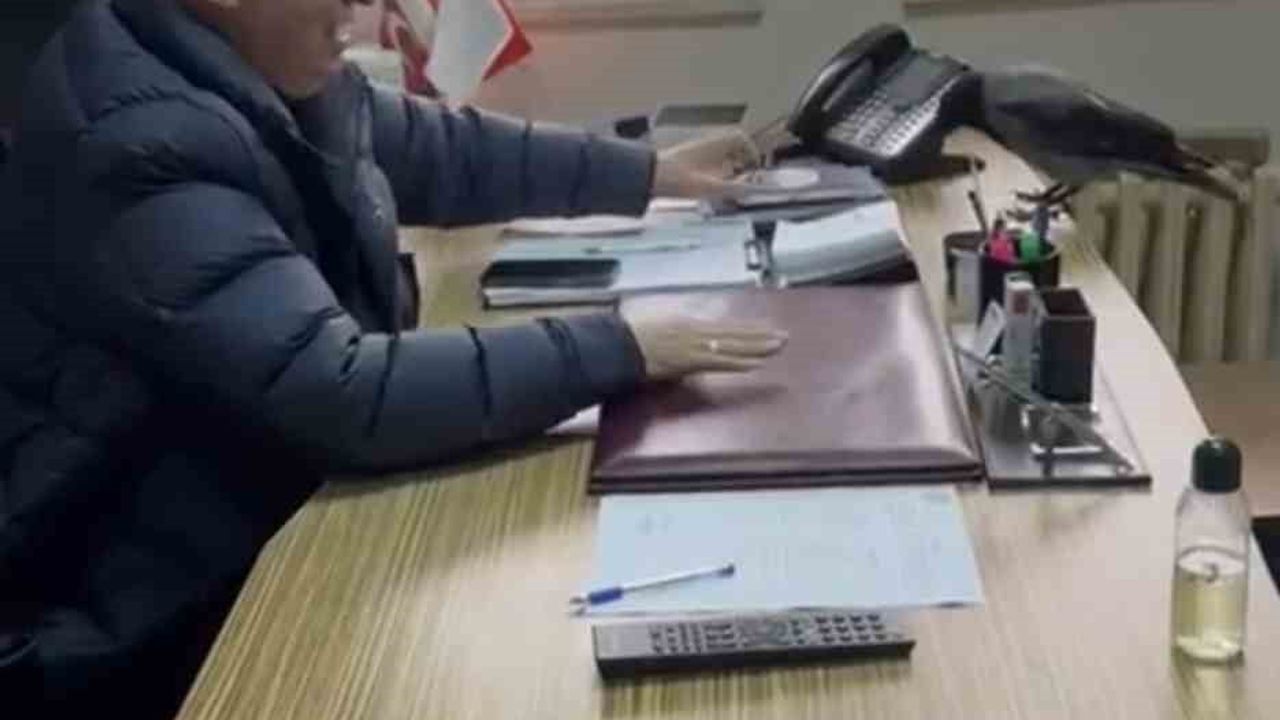 Trabzon Beşikdüzü Belediye Başkanı Cahit Erdem’in Karga ile Gülümseten Diyaloğu