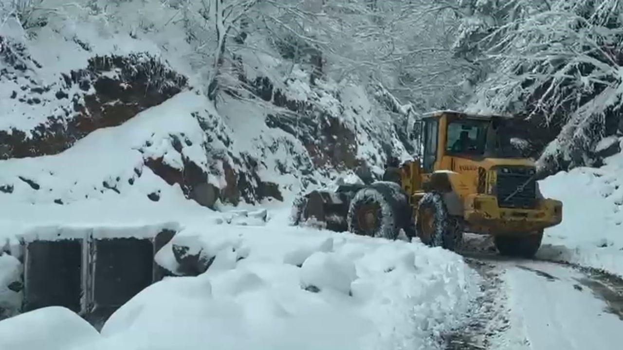 Trabzon'da 24 mahalle yolu kar nedeniyle ulaşıma kapandı