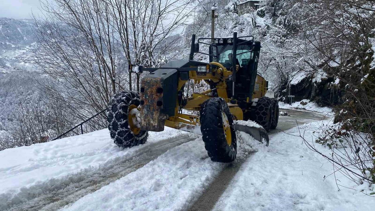 Trabzon'da kar etkisi: 34 mahalle yolu ulaşıma kapandı