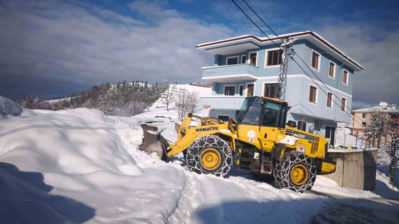 Trabzon'da karla mücadele sürüyor