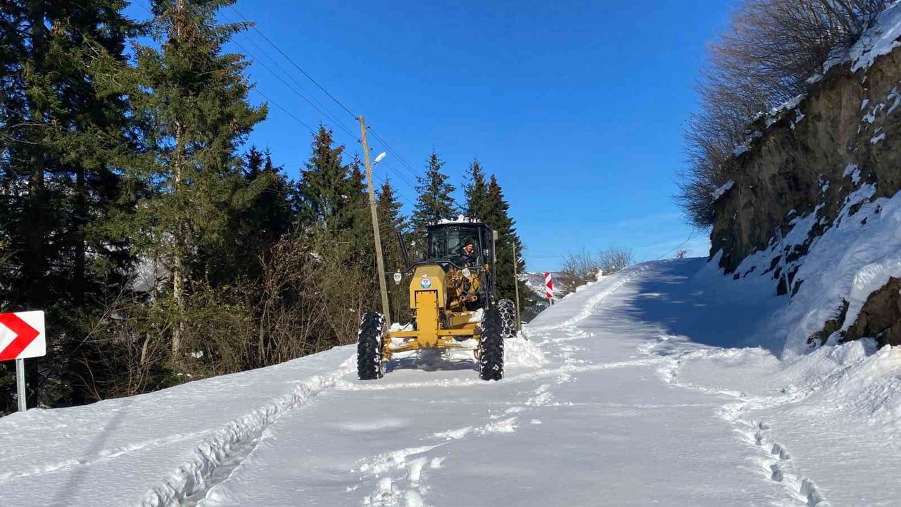 Trabzon'da karla mücadelede 84 mahalle yolu ulaşıma açıldı