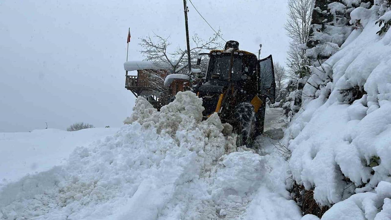 Trabzon yüksek kesimlerinde 70 mahalleye kar engeli