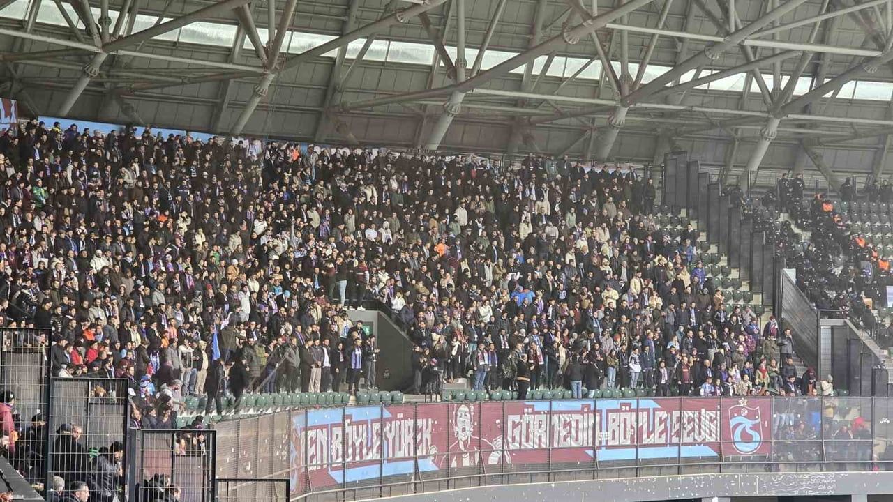Trabzonspor taraftarları Kocaeli'de takımını yalnız bırakmadı